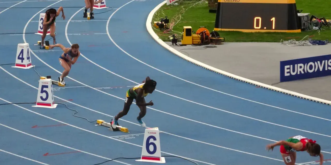 Start biegu na 400 m kobiet. Zawodniczki w blokach startowych, gotowe do rywalizacji.