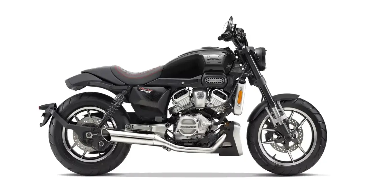 Czarny motocykl Hyosung GT 125 z widocznym silnikiem V-twin. Poznaj jego hyosung gt 125 dane techniczne i poczuj wolność na drodze.