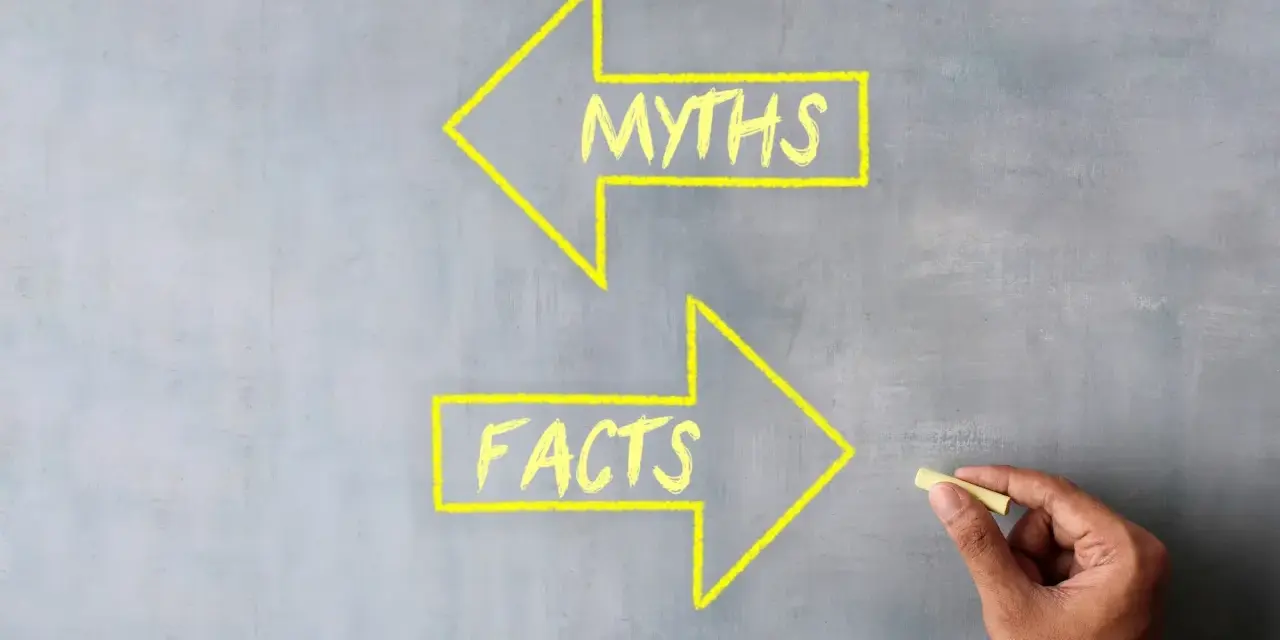 Strzałki z napisami "MYTHS" i "FACTS" na szarej tablicy. Rozważając leki na koncentrację dla dzieci z ADHD, warto odróżnić fakty od mitów.