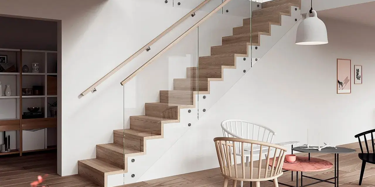 Modern trappa inomhus inspiration med trästeg, glasräcke och ljusa väggar. En stilren och luftig design.