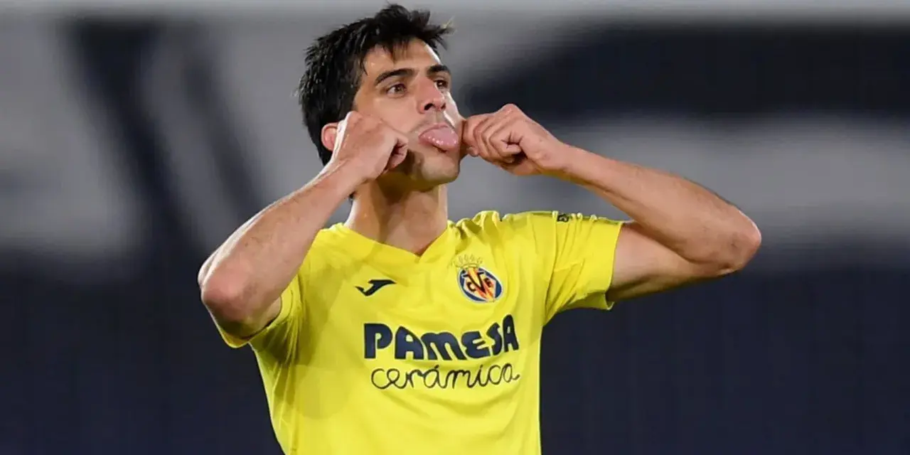 Gerard Moreno, jugador del Villarreal, celebra un gol con un gesto divertido, sacando la lengua y tocándose las mejillas.