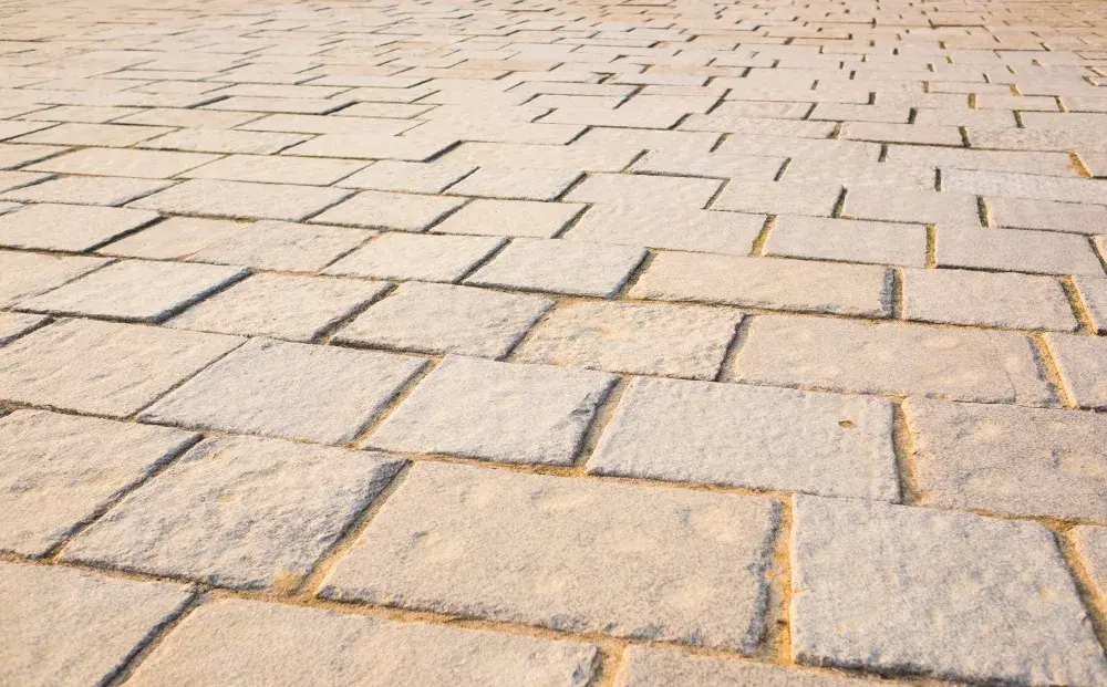 Czym fugować kostkę brukową, aby uniknąć kosztownych błędów?