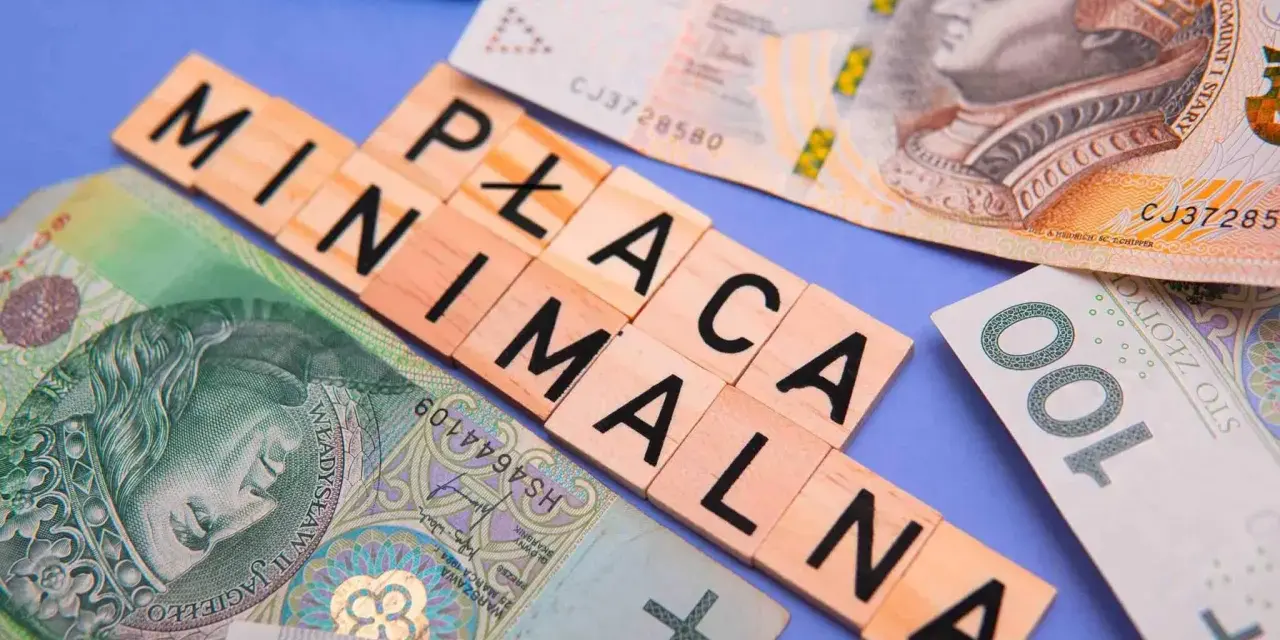 Płaca minimalna brutto na tle polskich banknotów.