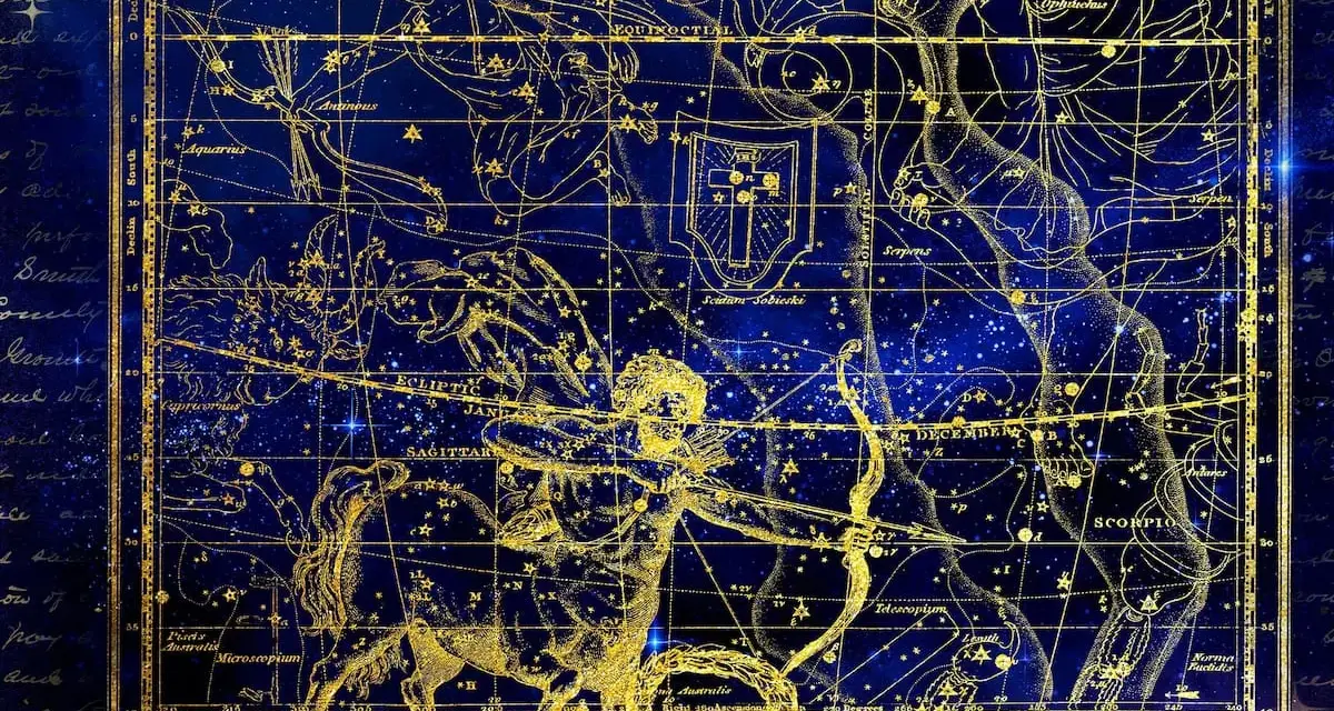 Mapa estelar dorado sobre fondo azul. Representa constelaciones y la eclíptica, clave para entender qué es el ascendente en la carta astral.