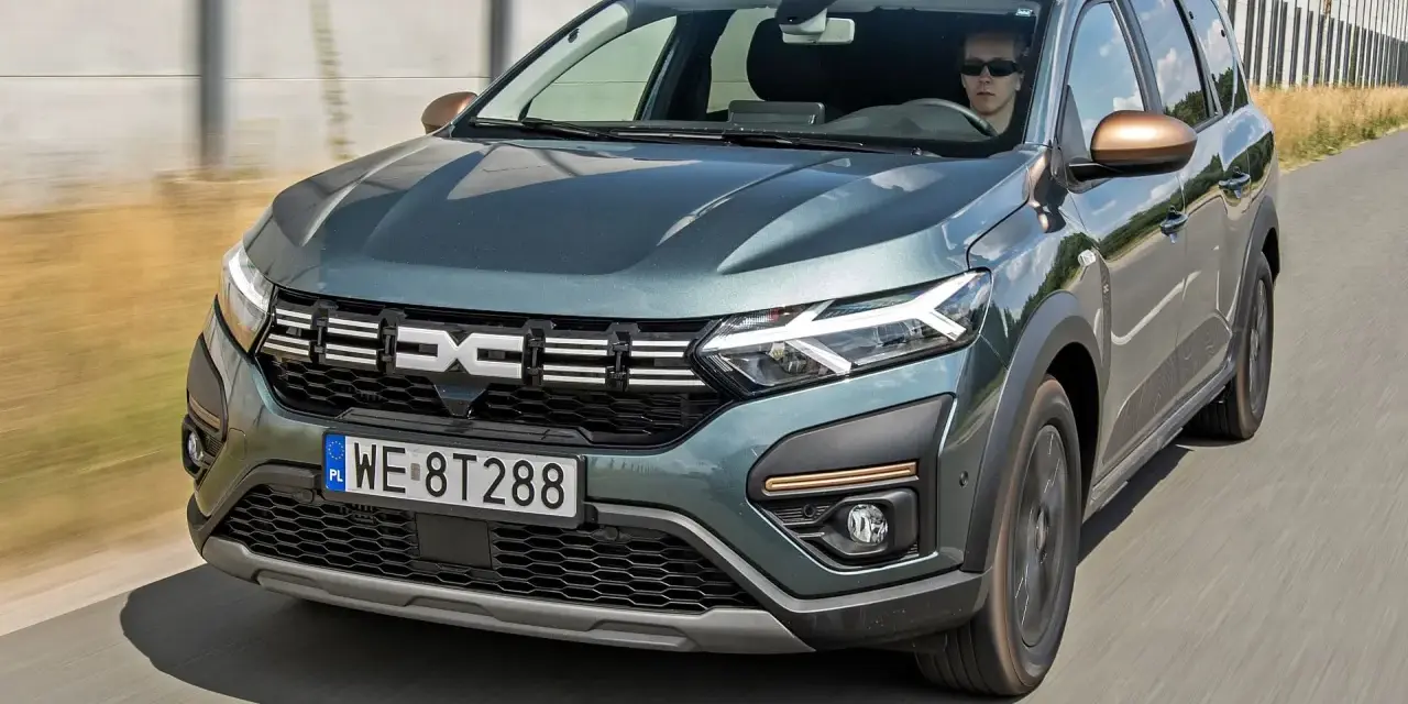 Dacia Jogger w zielonym kolorze jedzie po drodze. Sprawdź atrakcyjną dacia jogger cena i wybierz swój wymarzony samochód.