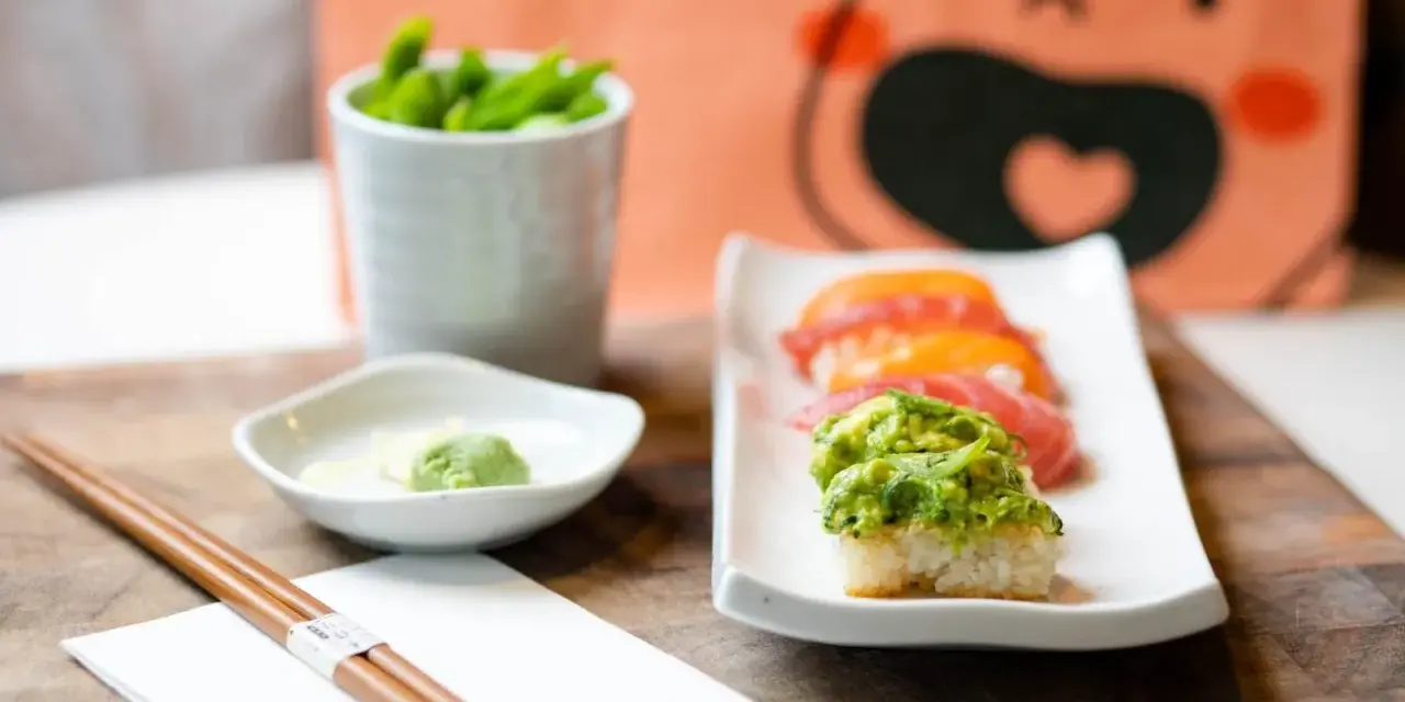 Zielone wasabi, z którego robi się wasabi, podane z sushi i edamame.