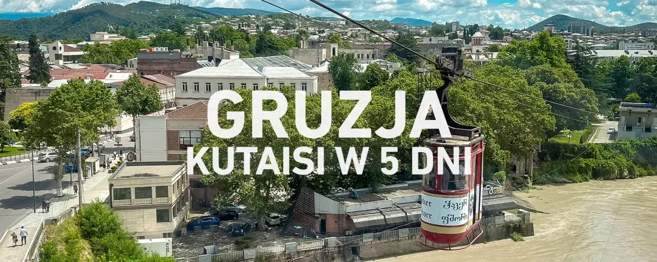 Widok na miasto Kutaisi w Gruzji z kolejki linowej. Napis "GRUZJA KUTAIISI W 5 DNI" na tle zieleni i budynków.