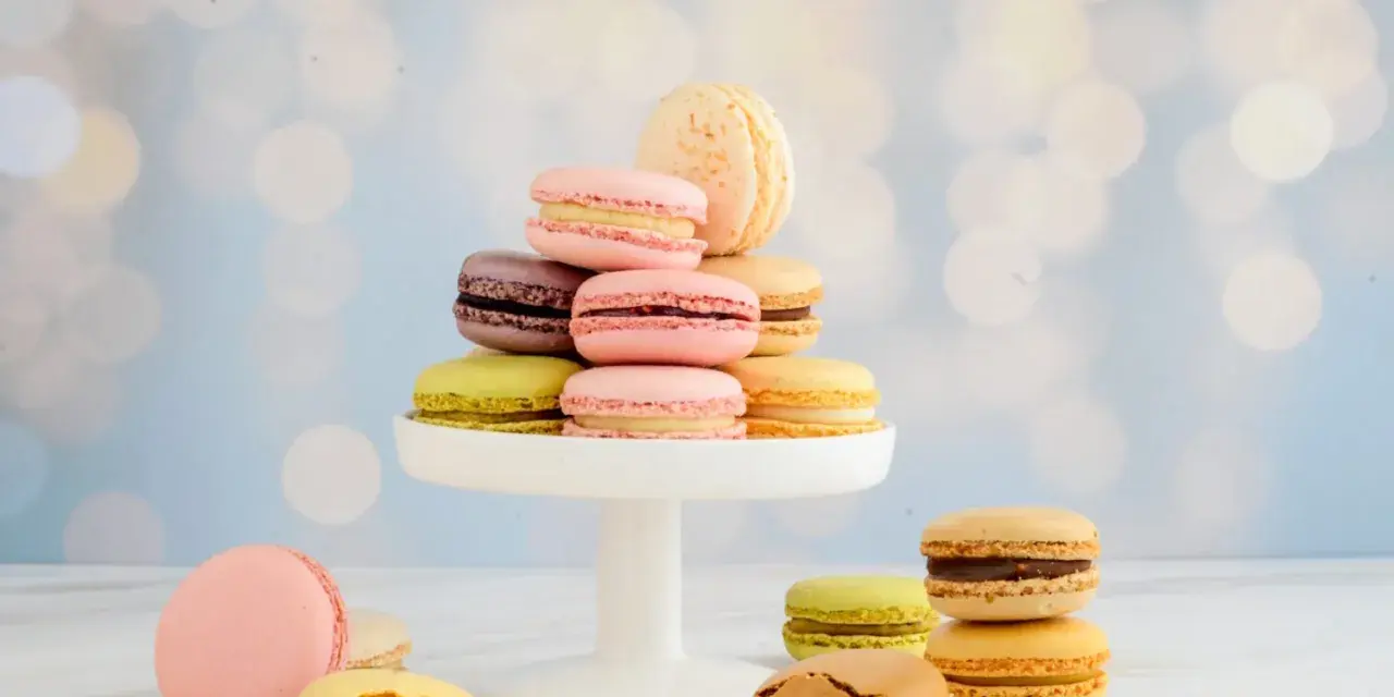 Bunte Macarons auf einem weißen Tortenständer, ein leckeres Macarons rezept zum Nachmachen.