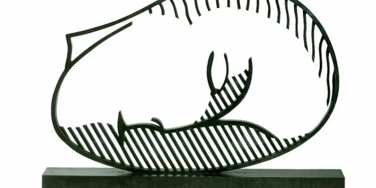 Sculpture stylisée d'une femme allongée, la muse endormie, aux formes épurées et rayées, posée sur un socle sombre.