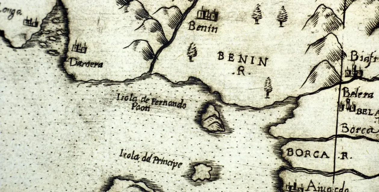 Fragment starej mapy ukazujący wybrzeże z zaznaczonym miastem Benin. Widać góry, rzeki i wyspy, jak Isola de Fernando Paon. Benin dawniej.