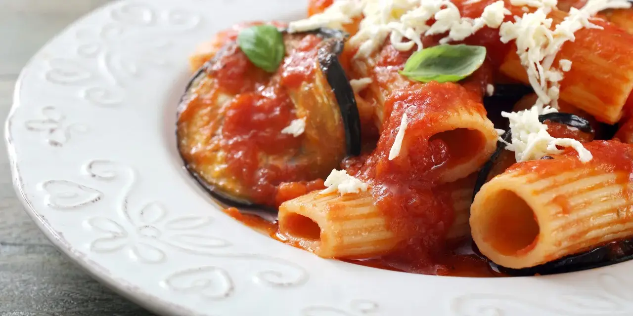 Pasta alla Norma, un classico da provare per capire cosa mangiare a Catania. Melanzane, pomodoro e ricotta salata.