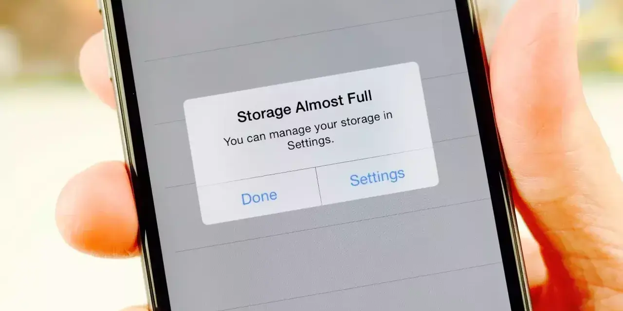 iPhone-skärm visar "Lagringen är nästan full". Dags att rensa systemdata på din iPhone för mer utrymme.