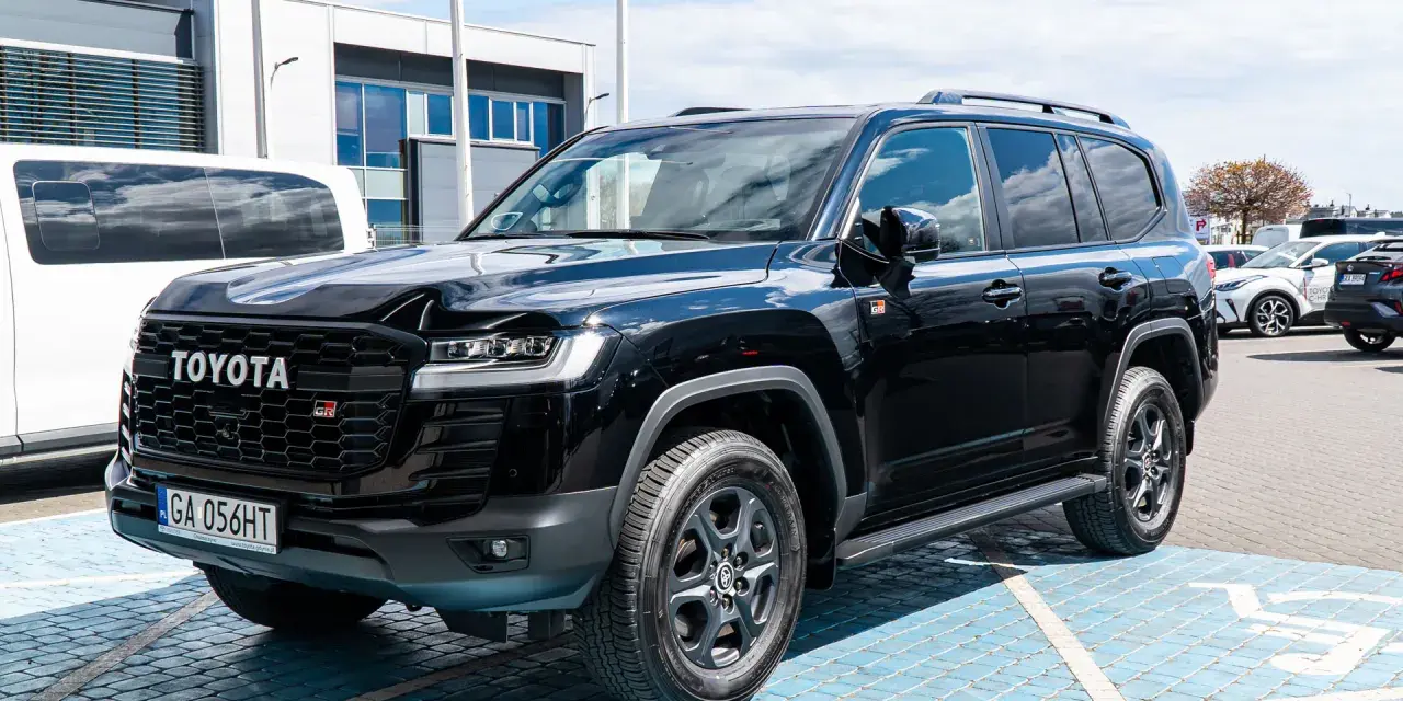 Czarny Toyota Land Cruiser 300 GR Sport z grillem w kształcie plastra miodu i oznaczeniem GR.