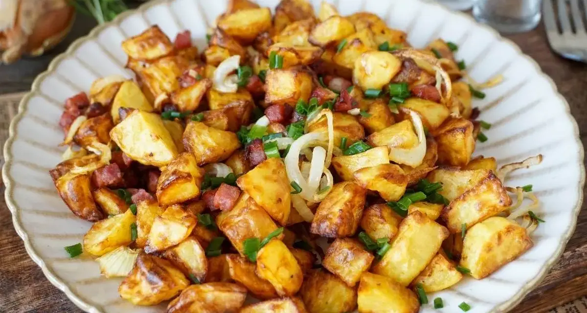 Knusprige Bratkartoffeln mit Speck und Zwiebeln, perfekt aus dem Airfryer. Gekochte Kartoffeln werden so zu einem Genuss.