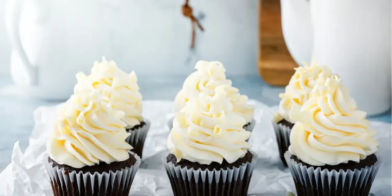 Chokladmuffins med fluffig vaniljfrosting, perfekt för ett enkelt frosting recept.