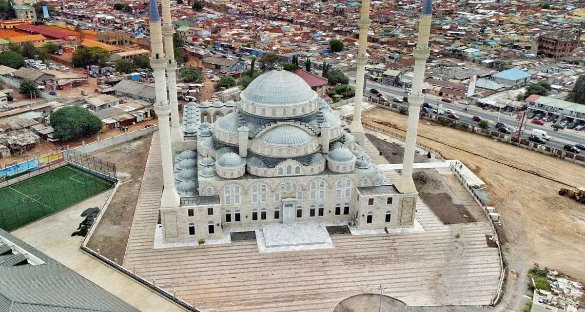 Imponująca, nowoczesna świątynia góruje nad gęsto zabudowanym krajem z Akry. Obok boiska piłkarskiego i szkoły, majestatyczny meczet z minaretami stanowi serce tej dynamicznej społeczności.