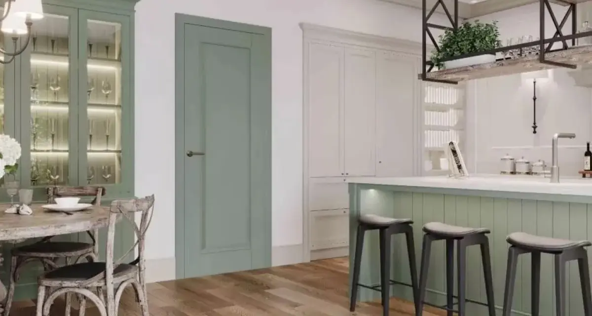 Elegancka kuchnia z wyspą w kolorze szałwiowym, przeszkloną witryną i drewnianą podłogą.