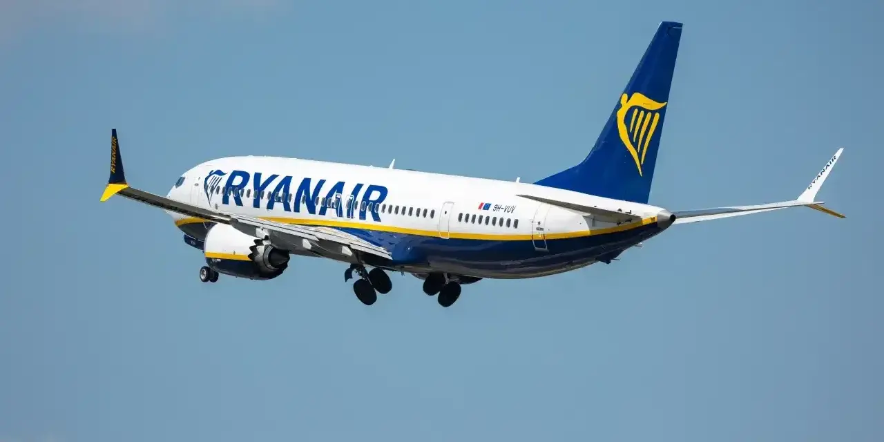 Samolot Ryanair z wysuniętym podwoziem, gotowy do lądowania. Zastanawiasz się, ile ml płynów można zabrać do samolotu?