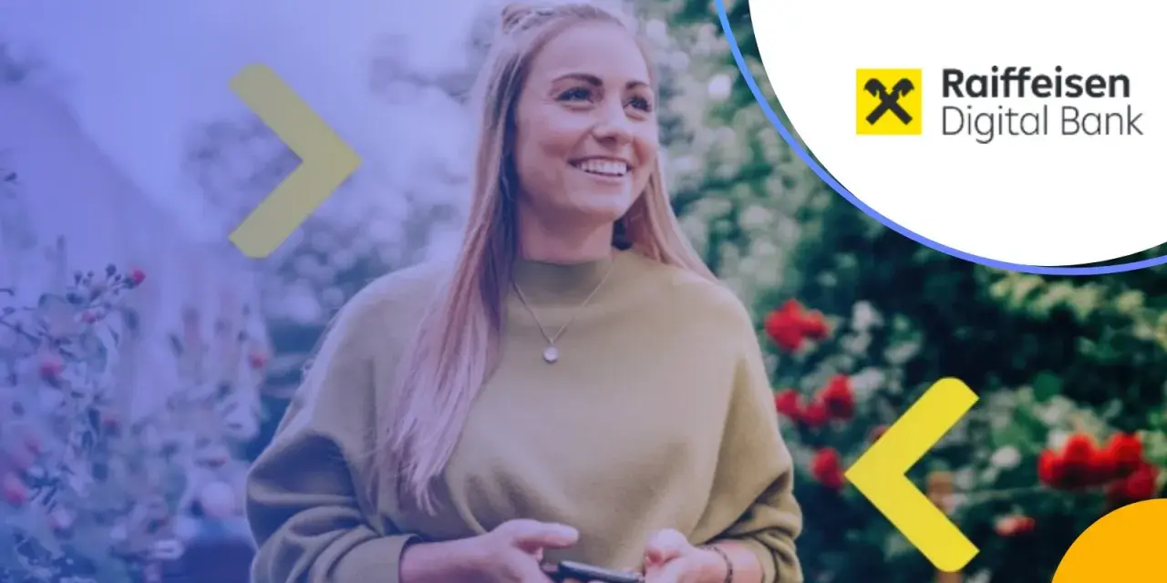 Uśmiechnięta kobieta z telefonem w dłoni, korzystająca z aplikacji Raiffeisen Digital Bank. Zastanawia się nad najlepszą lokatą bankową.