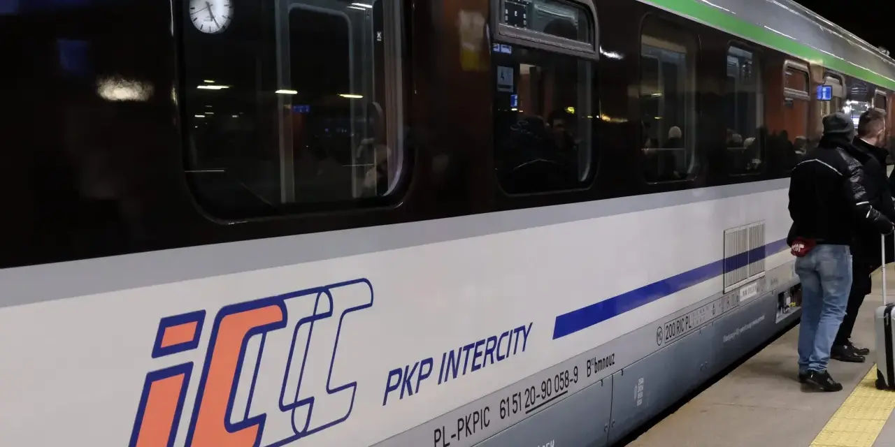 Pociąg PKP Intercity z Rzeszowa do Warszawy czeka na pasażerów.