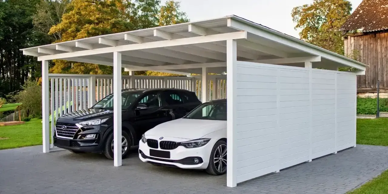 Nowoczesna budowa wiaty chroni dwa samochody: czarnego SUV-a i białe BMW. Elegancka konstrukcja z białymi panelami i dachem.