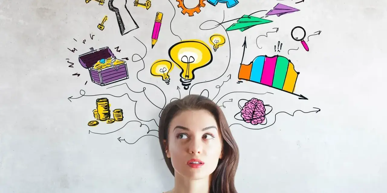 Mujer pensativa con ideas brillantes: bombillas, tesoro, llaves, lápiz, cerebro, gráficos y aviones de papel, todo son cosas para escribir.