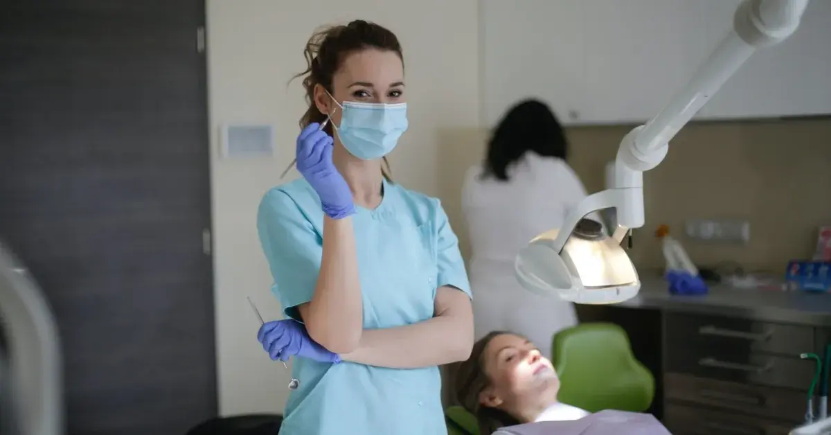 Afta a dentysta: Kiedy wizyta jest bezpieczna, a kiedy czekać?