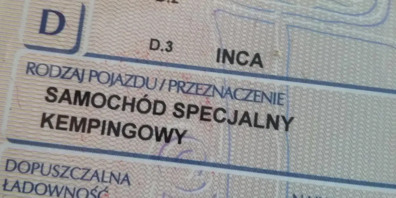 Dowód rejestracyjny z wpisem "SAMOCHÓD SPECJALNY KEMPINGOWY". To klucz do wiedzy, jak nie płacić akcyzy za kampera.