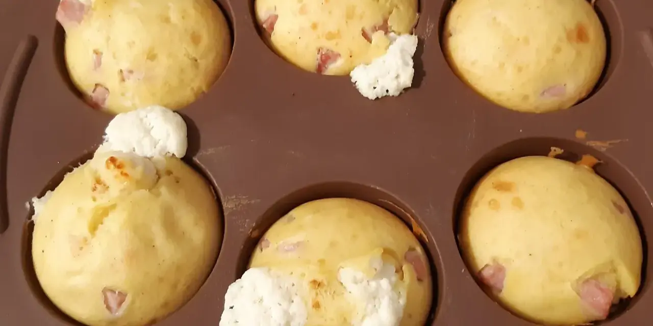 Six egg muffins with ham and cheese, fresh from the oven. A perfect recipe for egg muffins!