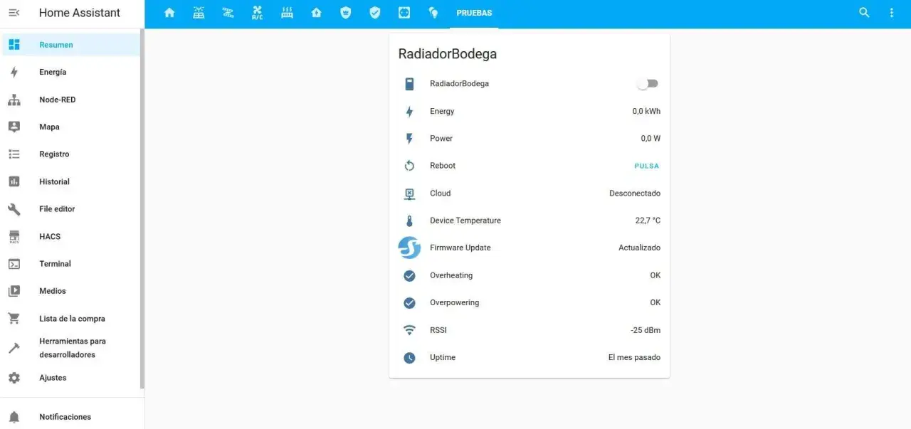 Interfaz de Home Assistant para configurar enchufe inteligente. Muestra estado, energía, temperatura y reinicio del dispositivo "RadiadorBodega".