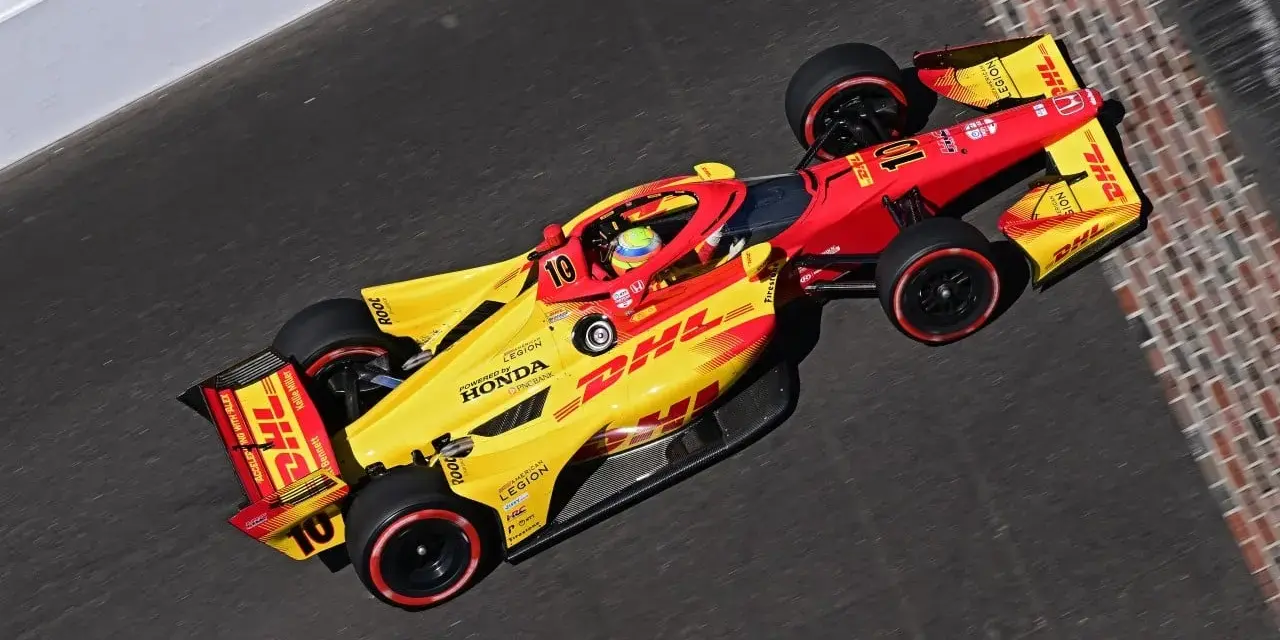 Alex Palou, piloto del coche número 10, acelera en la pista con su monoplaza amarillo y rojo de DHL.