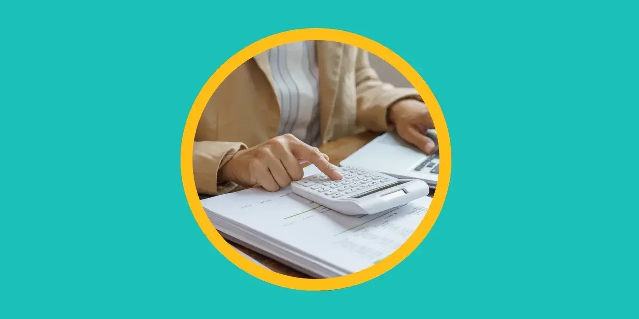 Calculatrice sur des documents financiers, suggérant une optimisation fiscale et une baisse d'impôt sur le revenu.