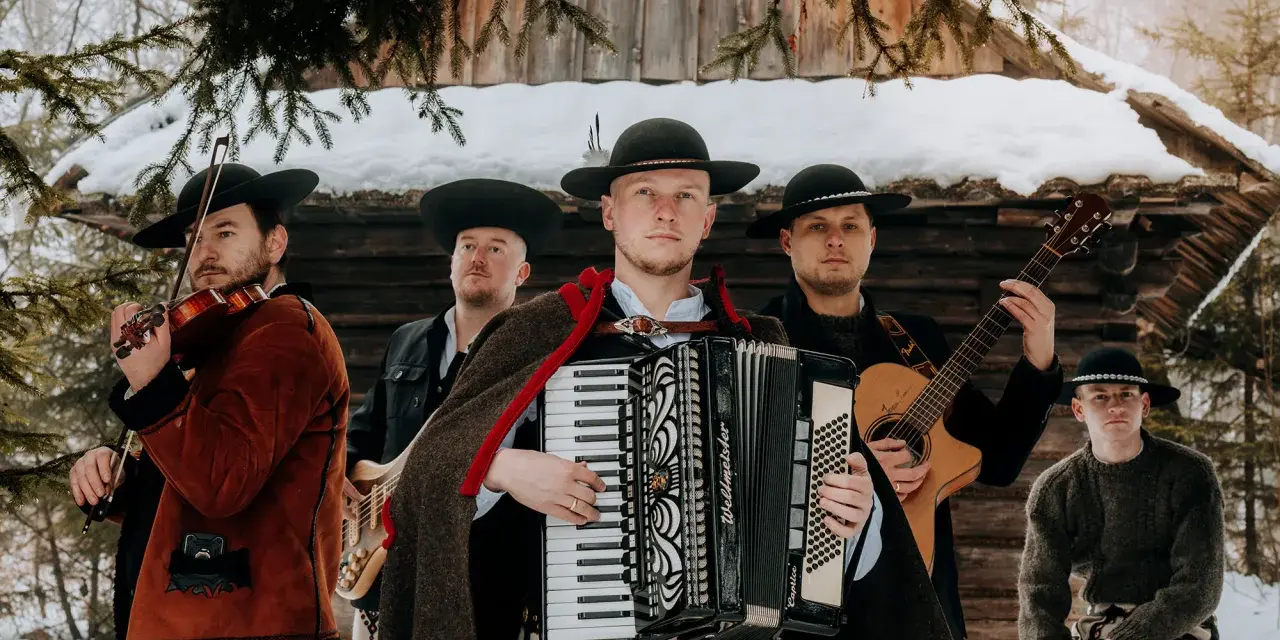 Zespół weselny gra na skrzypcach, akordeonie, gitarze i basach. Muzycy w tradycyjnych strojach góralskich.