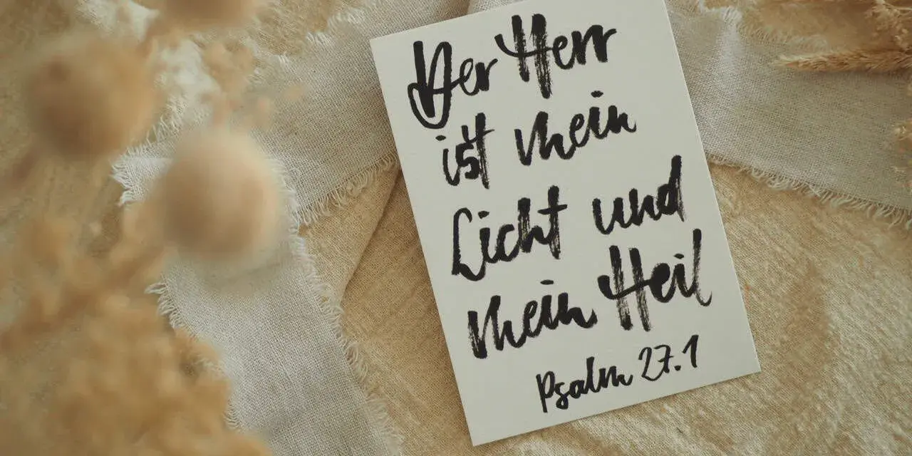 Eine Karte mit handgeschriebener Schrift: "Der Herr ist mein Licht und mein Heil. Psalm 27,1". Ein Zitat aus Psalm 96.