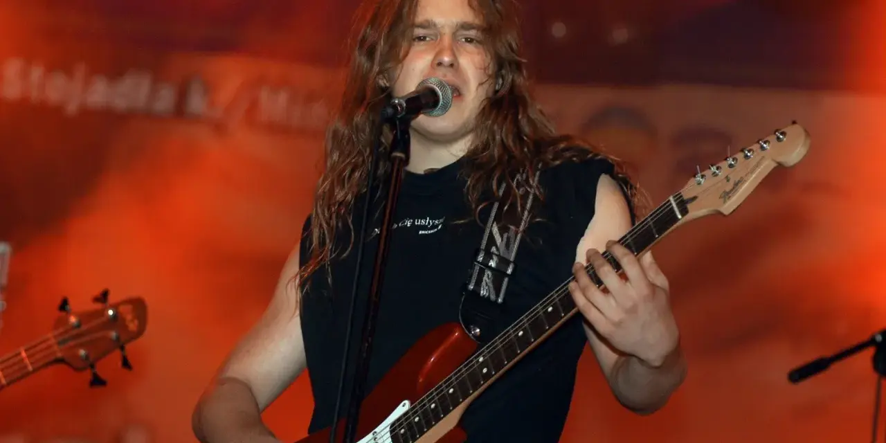 Krzysztof Zalewski, idol wielu fanów, gra na gitarze podczas koncertu.