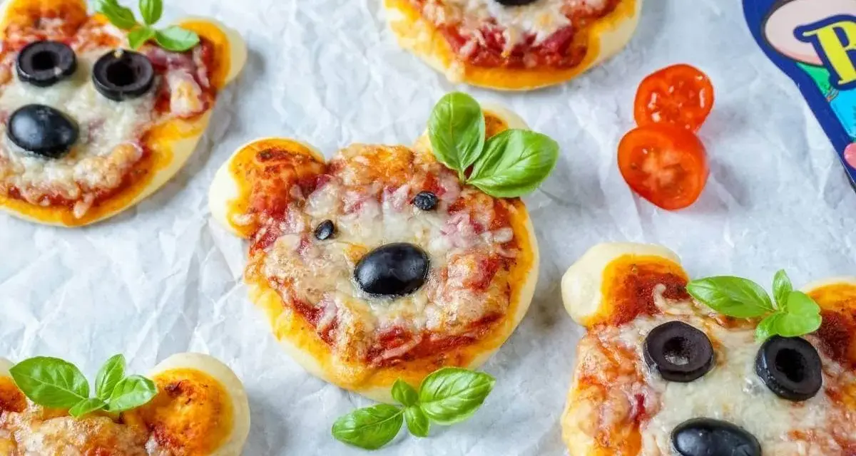 Niedliche mini pizza-Bären mit Oliven und Basilikum.