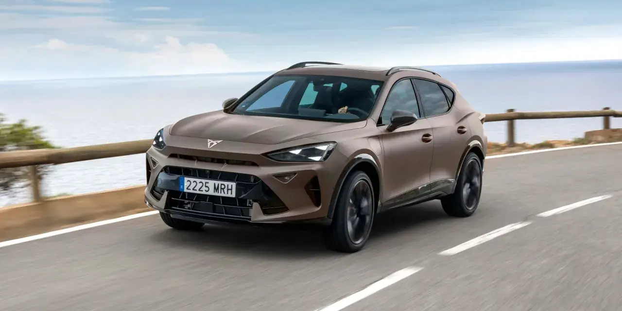 Brązowy SUV Cupra jedzie po drodze nad morzem.
