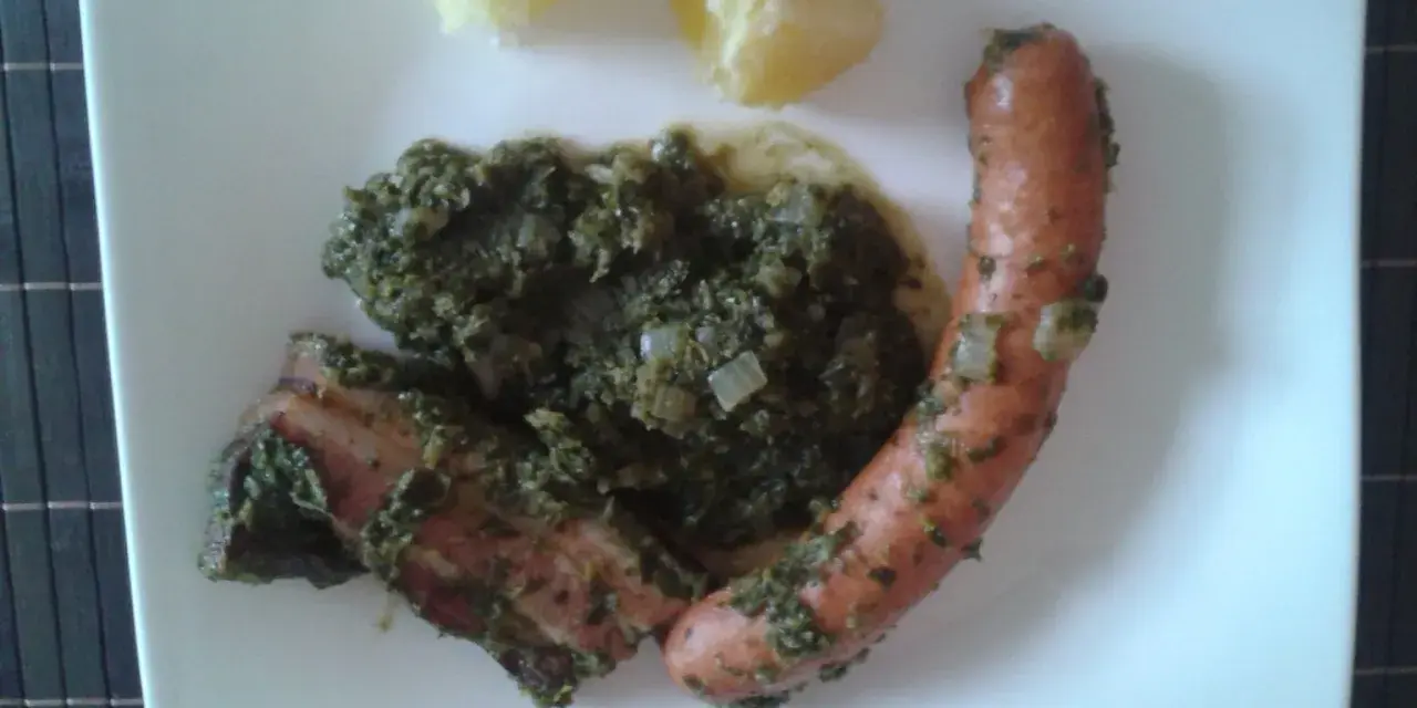 Herzhaftes Gericht mit Grünkohl, Kassler, Wurst und Kartoffeln. Ein klassisches wildkohl rezept für kalte Tage.