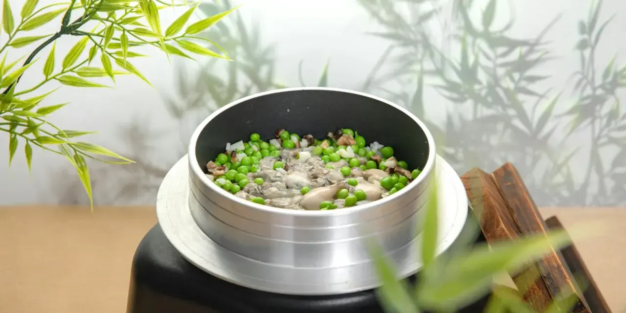 Un plat de riz aux huîtres et petits pois, prêt pour une délicieuse recette.
