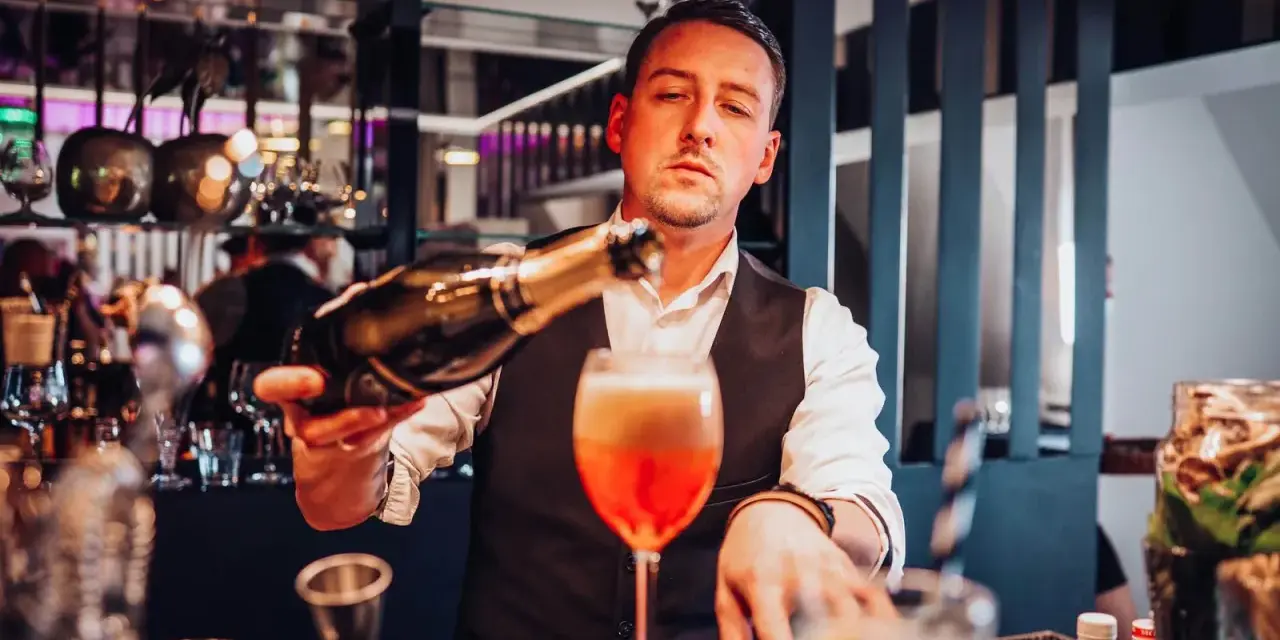 Ile kosztuje barman na wesele? Ceny i koszty obsługi 2024
