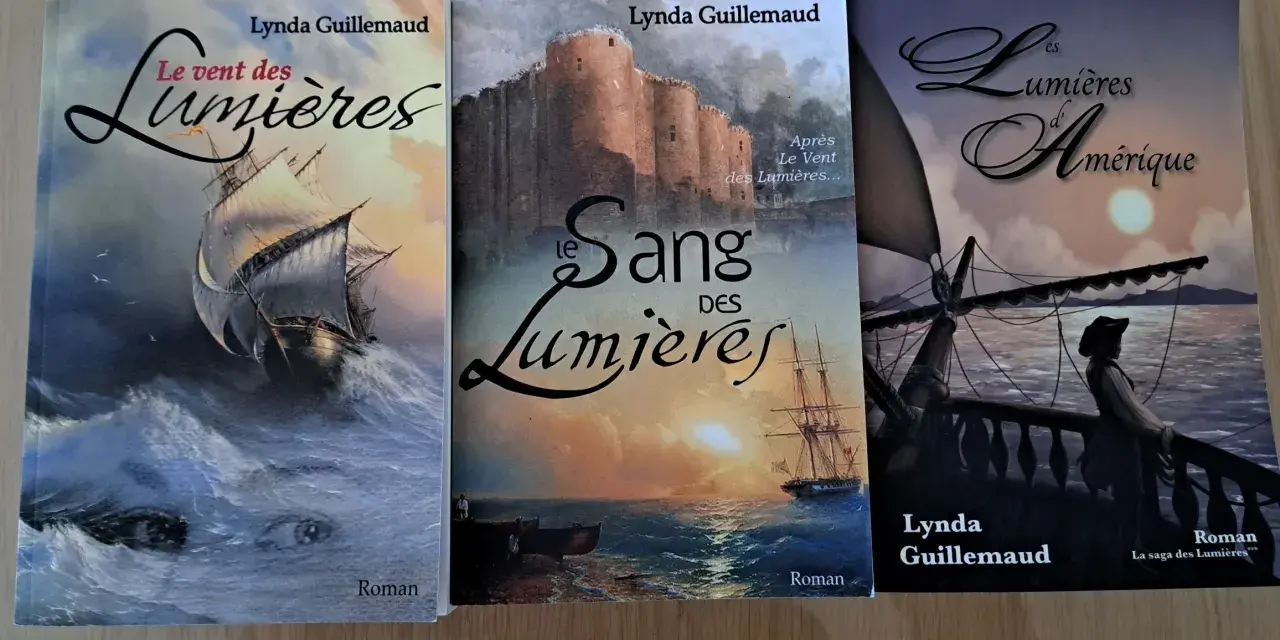 Trois couvertures de roman historique de Lynda Guillemaud : "Le vent des Lumières", "Le Sang des Lumières" et "Les Lumières d'Amérique".