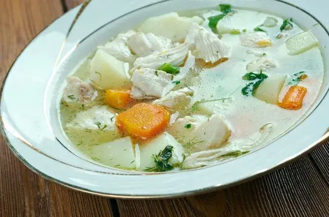 Ile kalorii ma kurczak gotowany w rosole? Zaskakująco niskie wartości!