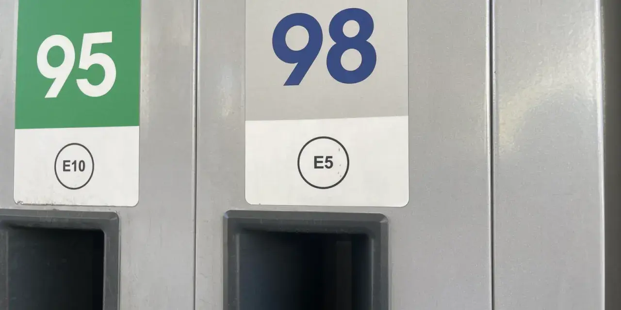Na dystrybutorze paliwa widnieją oznaczenia: 95 E10 i 98 E5. Czy 95 to benzyna? Tak, to benzyna.