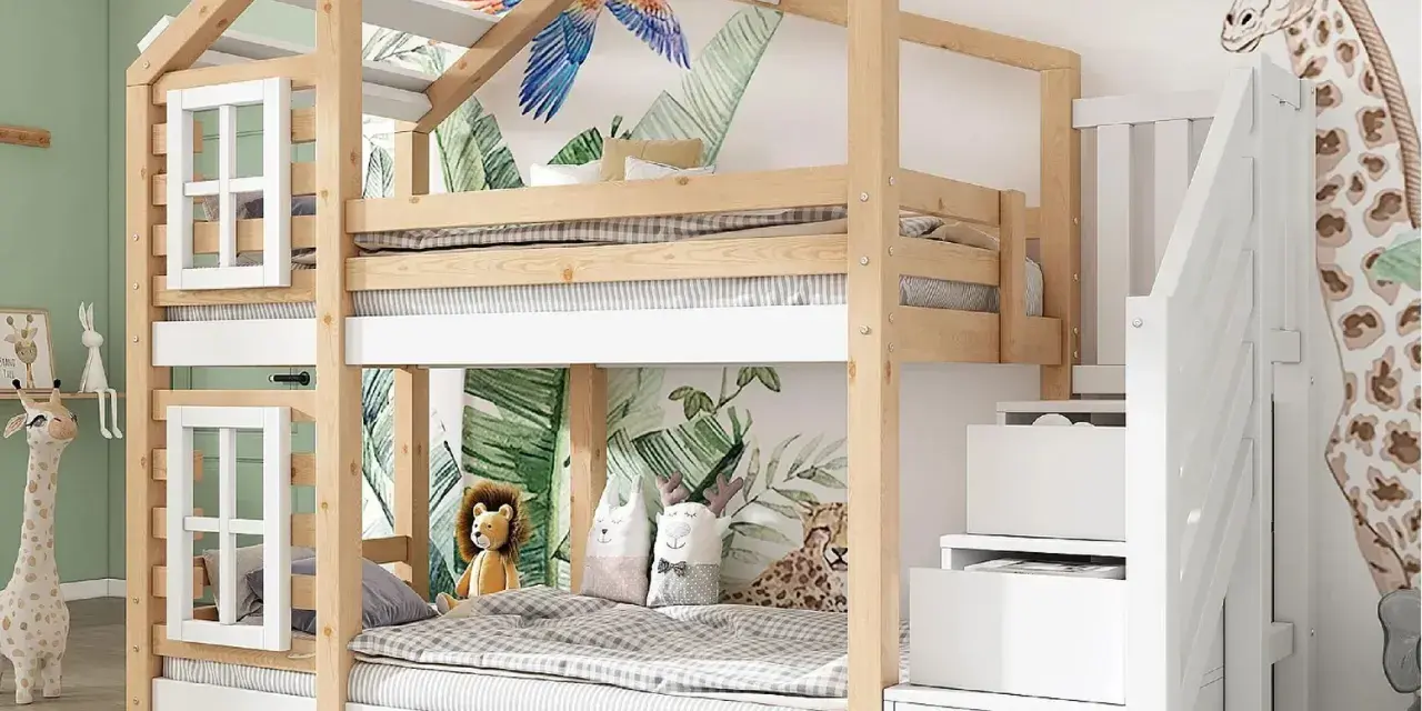 Lit superposé en bois avec un design de maison, décoré de motifs jungle et d'un perroquet. La hauteur du lit superposé est optimisée pour une chambre d'enfant.