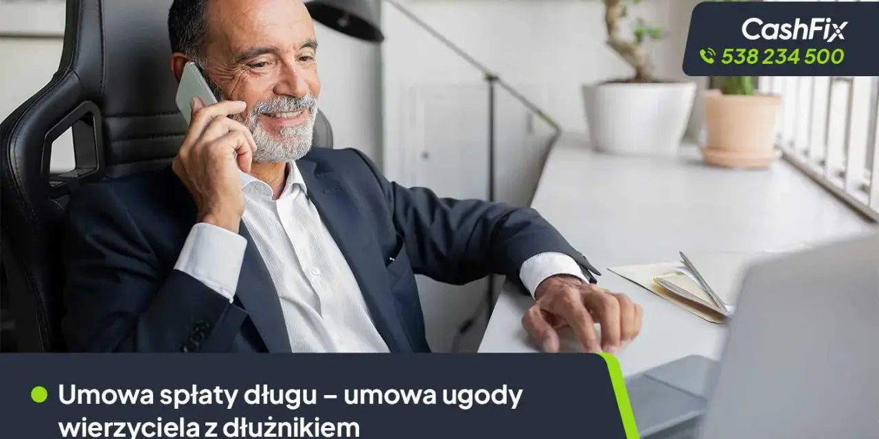 Uśmiechnięty mężczyzna rozmawia przez telefon, omawiając umowę spłaty długu. Logo CashFix i numer telefonu.