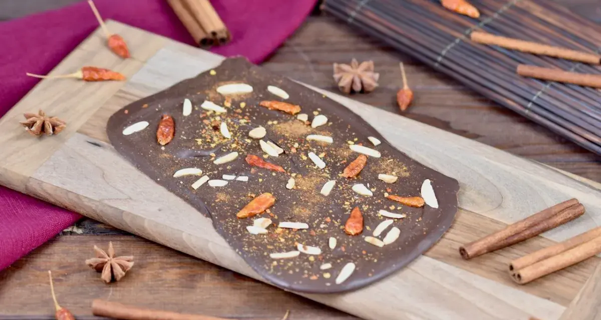 Selbstgemachte Schokolade mit Chili, Mandeln und Zimt. Ein Genuss für alle, die Schokolade selber machen und das Besondere lieben.