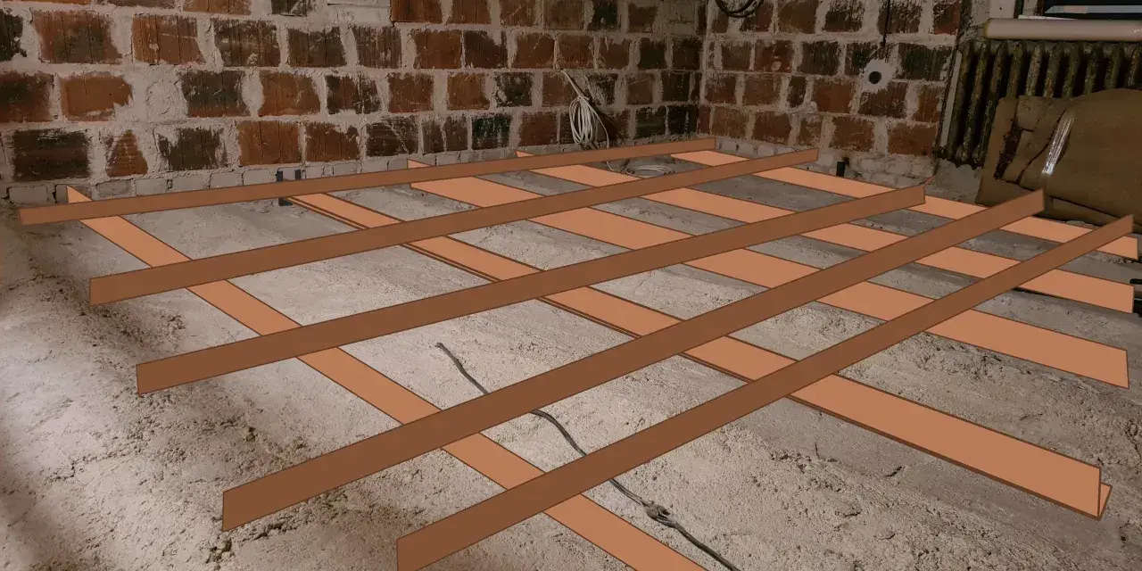 Nowa podłoga z płyt OSB na starych legarach, przygotowana do remontu strychu.
