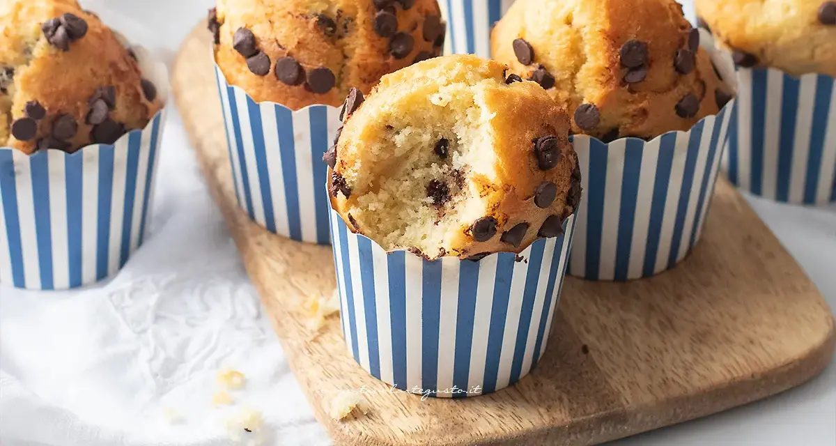 Muffin in friggitrice ad aria con gocce di cioccolato, uno è stato morso rivelando un interno soffice.