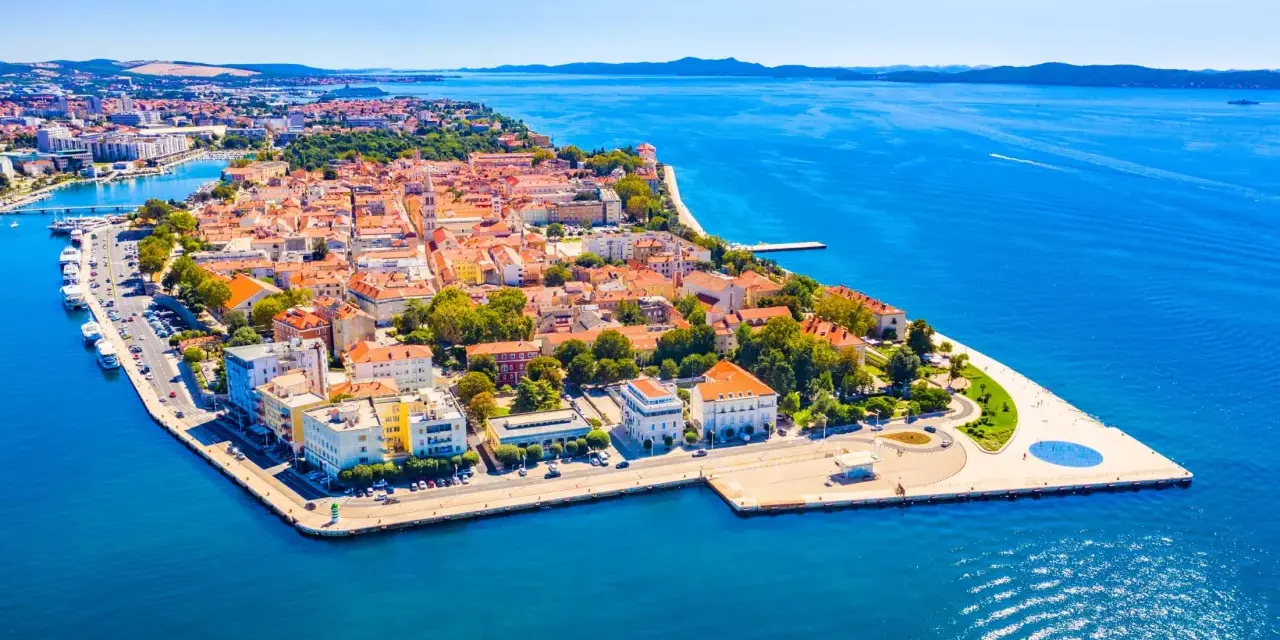 Zadar, perła Adriatyku, zachwyca widokiem na starówkę i błękitne morze. Czy warto tu przyjechać? Zdecydowanie tak!