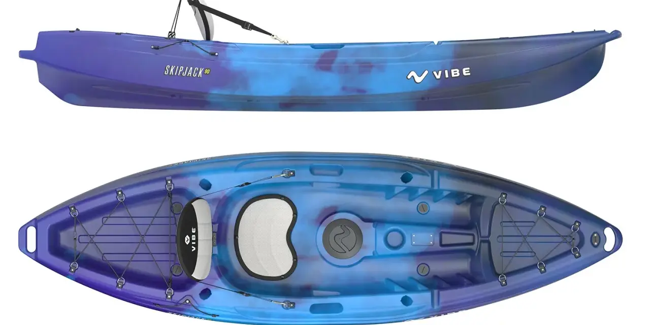 Zwei Ansichten eines blauen und violetten Vibe Skipjack 90 Kajaks, bereit für einen Sit-on-Top-Kajak-Test.